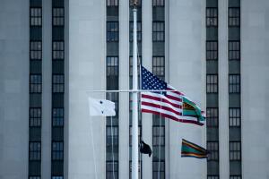 Una bandera estadounidense ondea en la fachada del hospital militar Walter Reed el 2 de octubre del 2020 en Bethesda, Maryland.
