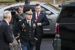 El teniente coronel Alexander Vindman, asesor del Consejo de Seguridad Nacional, a su llegada al Capitolio de Washington DC la mañana del martes para estar en la audiencia pública de la investigación del 'impeachment' del presidente Trump. Vindman, un veterano de Irak, ha sido criticado por el presidente, quien ha cuestionado su patriotismo, algo que fue rechazado hasta por los republicanos.