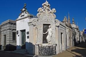 La estatua de Rufina Cambaceres