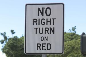 El proyecto SB 1392 solo aplicaría en cruces con cámaras o detectores de infracciones de tráfico.
