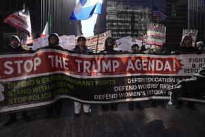 Manifestantes opuestos al presidente estadounidense Donald Trump marchan hacia la Torre Trump, el lunes 20 de enero de 2025, en Chicago. 