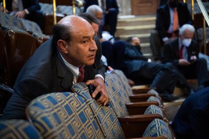 (FOTOS) PRIMERA VEZ EN LA HISTORIA DE EEUU QUE PASA EN EL CAPITOLIO 54 Lou Correa, representante demócrata por California, se refugió detrás de un asiento cuando entraron los manifestantes.