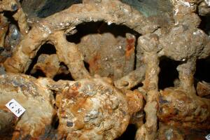 Adentro del submarino Hunley, hundido en 1864 y abierto por primera vez 