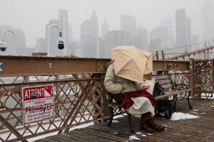Nueva York reporta 16 muertes relacionadas al frío mientras persisten temperaturas récord.