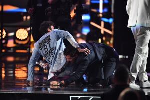 Sebastían Yatra caída Premio Lo Nuestro