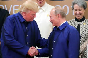 Trump y Putin en la cumbre de la APEC, en Vietnam.
