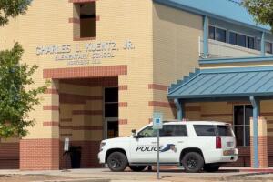 La escuela vecina, Kuentz Elementary, también fue puesta en alerta mientras los oficiales investigaban lo ocurrido.