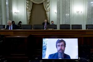 El presidente de la comisión de comercio del Senado, el republicano Roger Wicker (izquierda) escucha mientras el presidente de Twitter, Jack Dorsey, comparece de forma telemática, el 28 de octubre del 2020 en el Congreso.