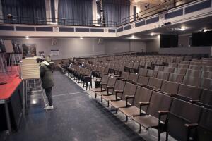 Un residente vota en las elecciones primarias un centro de votación ubicado en Chicago High School for the Arts. Varios centros de votación han reportado una baja asistencia ante la crisis de coronavirus.