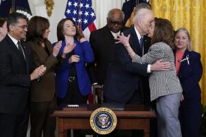 El presidente Joe Biden abraza a Nancy Pelosi durante el relanzamiento de la Ley de Cuidado de Salud a Bajo Precio, conocida como Obamacare. Un encuentro al que también acudió el expresidente Barack Obama. 