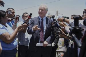 El senador de Maryland, Chris Van Hollen, habla con la prensa en La Libertad, El Salvador, adonde llegó, en relación con Kilmar Abrego García, ciudadano salvadoreño residente en Maryland y deportado a El Salvador por la administración Trump, el miércoles 16 de abril de 2025. 