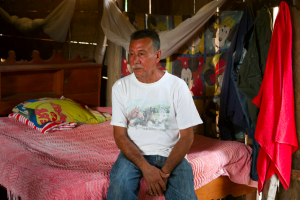 Marco Tulio es el esposo de Clara Sanán y vive de la siembra de maíz.