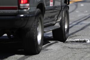 Los baches pueden provocar daños de alrededor de 600 dólares a los vehículos.