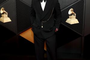 Maluma llegó con este esmoquin.