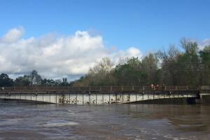 Deweyville, Texas se encuentra bajo el agua