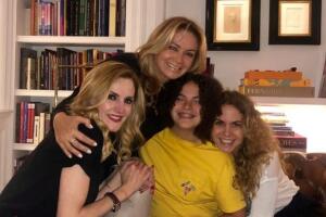 Lucero con su hija y amigas famosas
