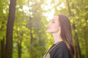 mujer-respirando-luz-bosque.jpg