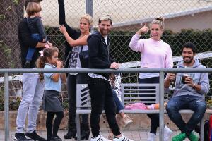Shakira y Piqué jugando con Sasha
