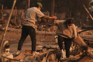 Ofrecen transporte, hospedaje y otros servicios a los afectados por los incendios en Los Ángeles