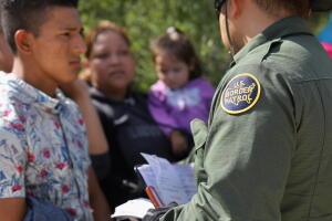Inmigrantes centroamericanos que buscan asilo son detenidos en la frontera entre México y Texas.