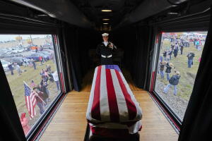 Un tren trasladó el féretro con los restos de George H.W. Bush y en la ruta fue despedido por miles de texanos.