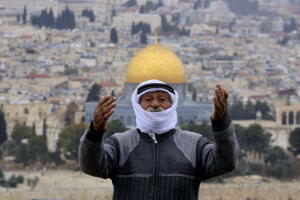 Un hombre reza delante de la mezquita de Al Aqsa en Jerusalén, ciudad considerada sagrada por las tres principales religiones: judía, cristiana y musulmana.  