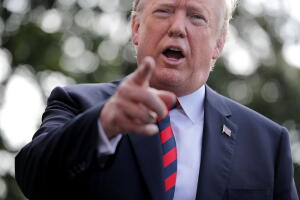 El presidente Donald Trump responde a la legisladora demócrata que pidió a las personas que se enfrenten a los funcionarios del gobierno de Trump: "Ten cuidado con lo que deseas".  