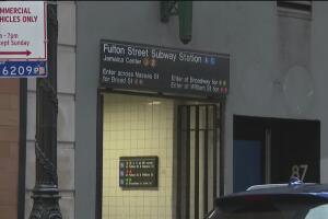 hispana mujer vías del metro nueva york manhattan