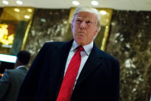 El presidente Donald Trump en el lobby de la Torre Trump en Nueva York en diciembre de 2016.