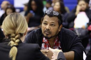 
Inmigrantes solicitan su ciudadanía anticipándose a la elección presidencial de EEUU