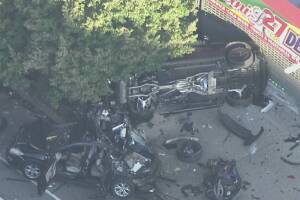 Aparatoso accidente en Inwood deja tres heridos: NYPD investiga posible carrera ilegal.