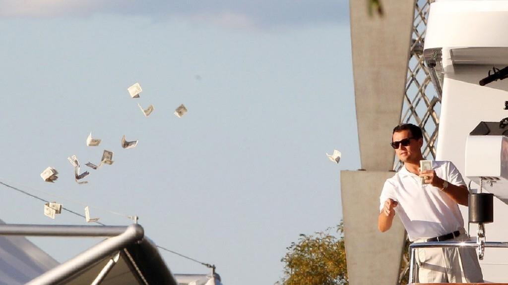 Ди каприо бросает деньги. Человек который кидает деньги. Лео ди каприо волк с уолл стрит. Раскидывает деньги. Подброшенных вверх документов.