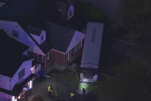 Autobús de NJ Transit choca contra casa en Englewood.