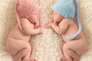 bebés gemelos niño y niña
