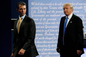 Donald Trump Jr. junto a su padre