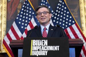 Profundizar la investigación de 'impeachment' a Joe Biden permite al presidente de la Cámara de Representantes, Mike Johnson, calmar temporalmente al ala más radical del Partido Republicano.