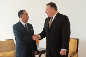 Secretario de Estado Mike Pompeo se reúne con el enviado norcoreano Kim Yong Chol en Nueva York el 30 de mayo de 2017.