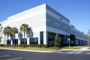 ICE evalúa un almacén de 440,000 pies cuadrados en el condado Orange.