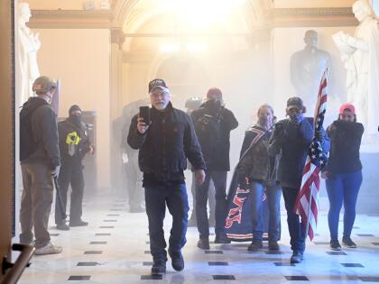 (FOTOS) PRIMERA VEZ EN LA HISTORIA DE EEUU QUE PASA EN EL CAPITOLIO 65 Supporters of US President Donald Trump enter the US Capitol as tear gas fills the corridor on January 6, 2021, in Washington, DC. - Demonstrators breeched security and entered the Capitol as Congress debated the a 2020 presidential election Electoral Vote Certification. (Photo by Saul LOEB / AFP) (Photo by SAUL LOEB/AFP via Getty Images)