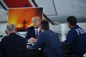 El presidente de los Estados Unidos, Donald Trump, habla durante una sesión informativa sobre incendios forestales con funcionarios locales y federales de bomberos y emergencias en el aeropuerto de Sacramento McClellan en McClellan Park, California.