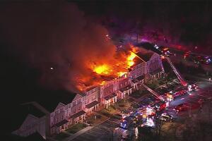 Incendio destruye complejo de viviendas en Branchburg y deja más de 60 personas sin hogar.
