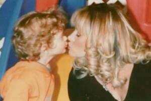 Erika Buenfil y su hijo Nicolás