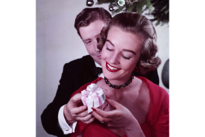 Hombre dando un regalo a su pareja