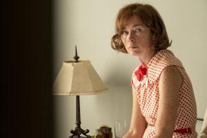 Blonde Netflix Julianne Nicholson como Gladys. Cr. Matt Kennedy Netflix.jpg