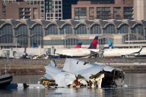 Tres hispanos, entre las víctimas mortales del accidente aéreo en Washington DC.