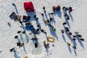 Crucifijo gigante sumergido en el lago Michigan