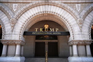 El Hotel Trump en Washington DC, ubicado a unas pocas cuadras de distancia de la Casa Blanca, se ha vuelto un símbolo de los posibles roces entre los negocios y la política desde el comienzo de esta administración. 