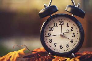 Alarm clock with fall leaves. Daylight savings time