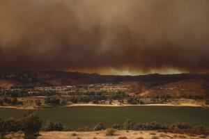 Incendio Hughes: más de 5000 acres quemados y evacuaciones en marcha
