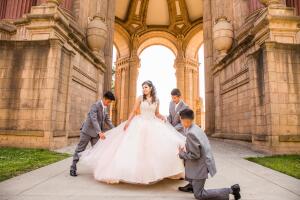 Quinceañera junto a sus chambelanes